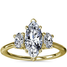 Anillo de compromiso de diamantes con tres piedras ovaladas en oro amarillo de 18 k (1/3 qt. total)